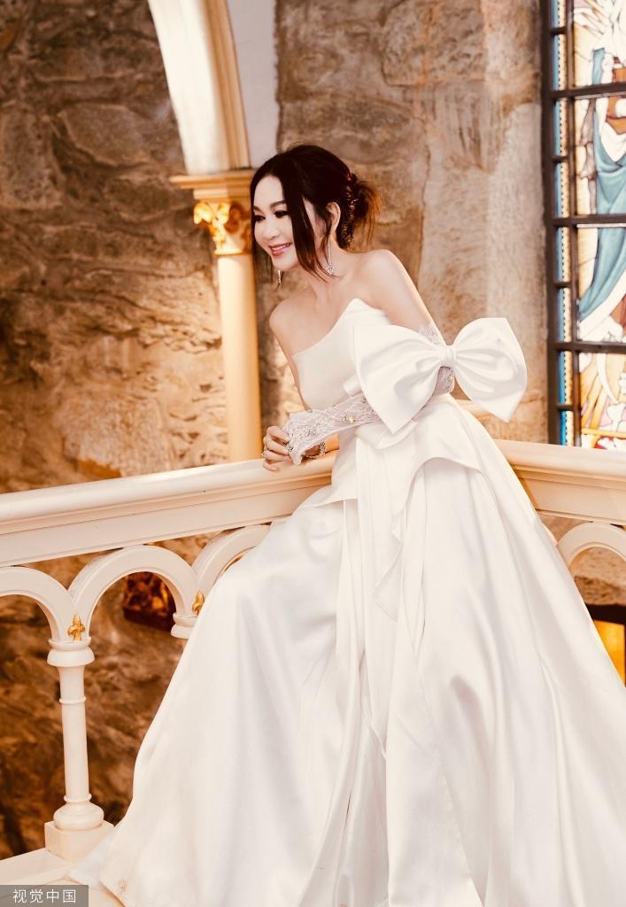 温碧霞发布白色吊带礼裙造型写真 笑容温婉身材依旧美艳