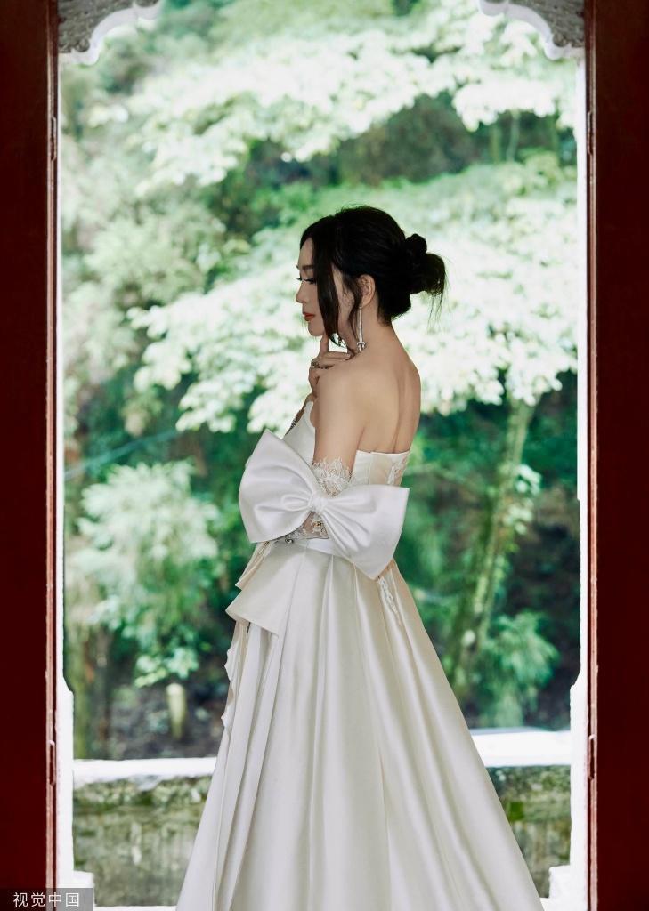 温碧霞发布白色吊带礼裙造型写真 笑容温婉身材依旧美艳