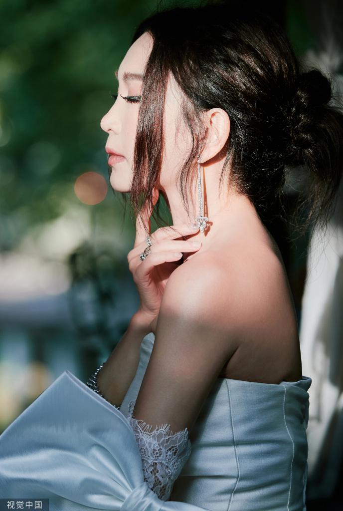 温碧霞发布白色吊带礼裙造型写真 笑容温婉身材依旧美艳