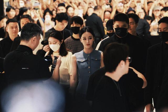 迪丽热巴神图美出圈 大明星人群中气质出众优雅动人