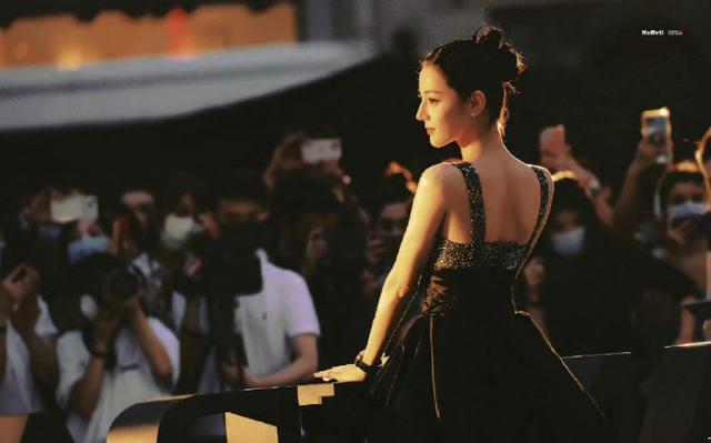 迪丽热巴神图美出圈 大明星人群中气质出众优雅动人