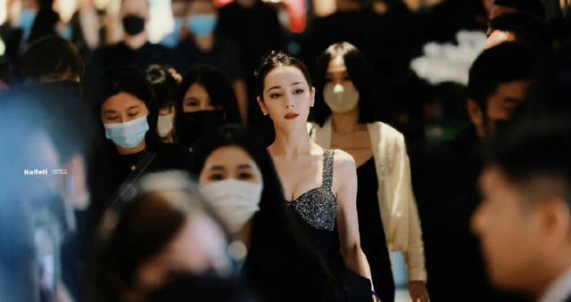 迪丽热巴神图美出圈 大明星人群中气质出众优雅动人