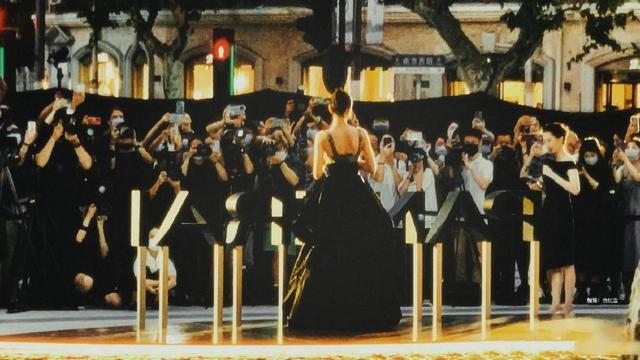 迪丽热巴神图美出圈 大明星人群中气质出众优雅动人