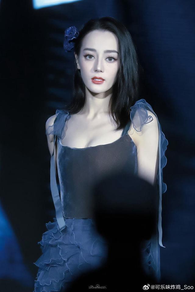 迪丽热巴神图美出圈 大明星人群中气质出众优雅动人