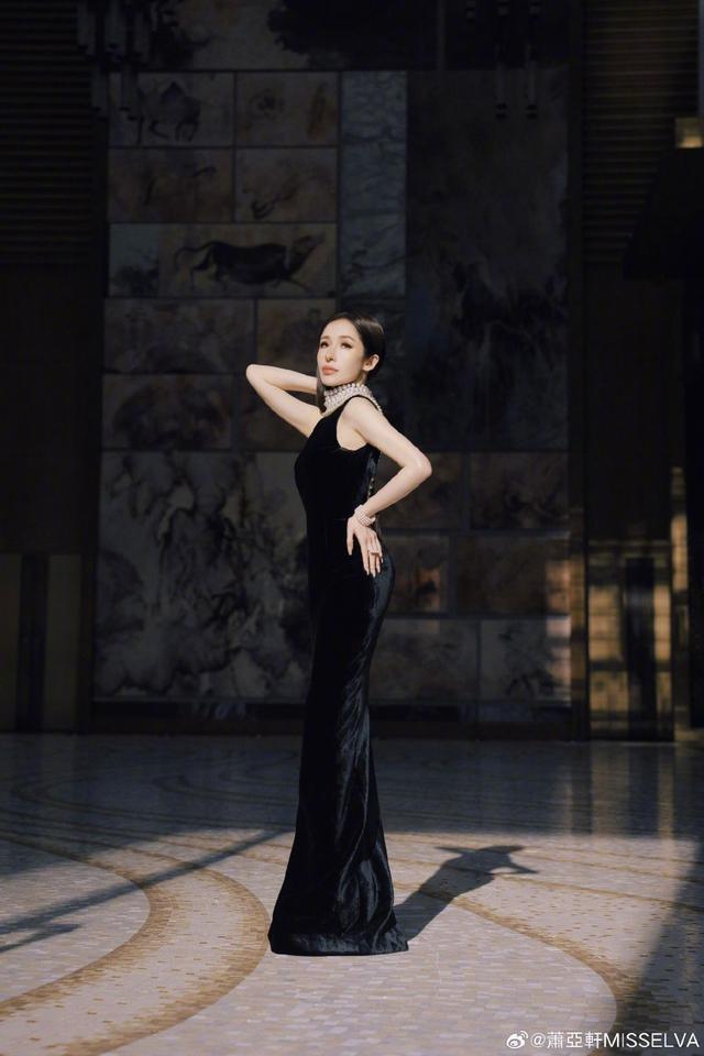 萧亚轩官宣签约华纳音乐 晒新歌MV造型穿黑裙高贵优雅