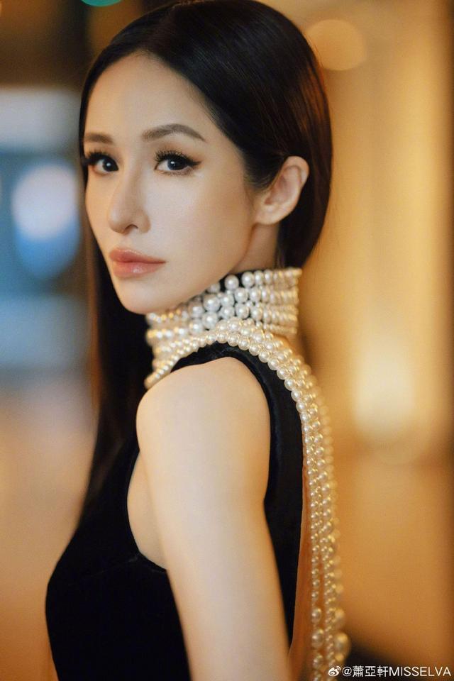 萧亚轩官宣签约华纳音乐 晒新歌MV造型穿黑裙高贵优雅