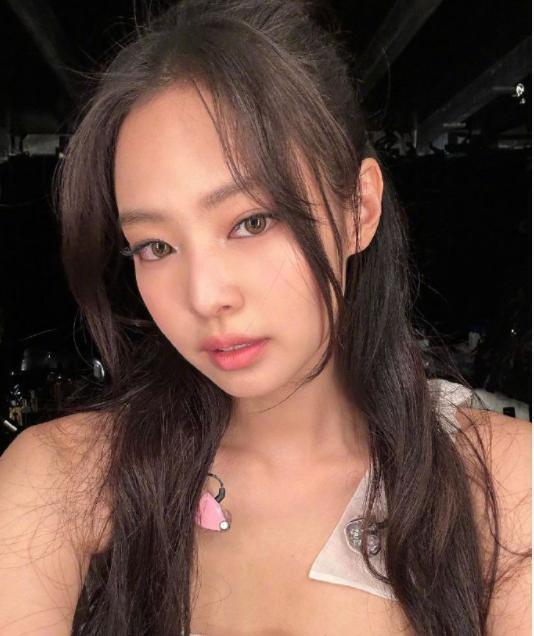 疑似JENNIE在采访中公开恋情 已由两方公司确认