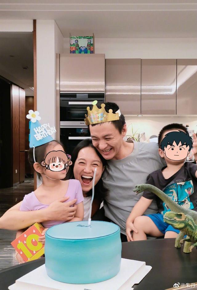 朱丹为老公周一围庆生 晒一家四口合照笑容灿烂开怀