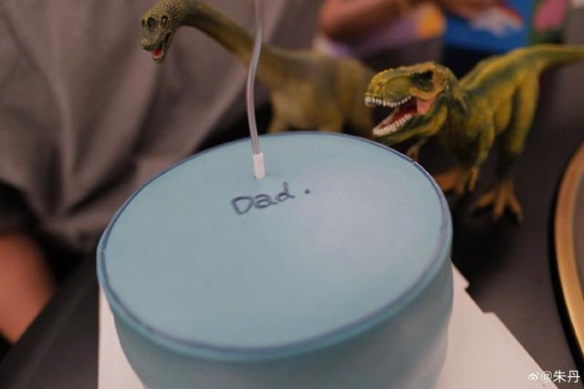 朱丹为老公周一围庆生 晒一家四口合照笑容灿烂开怀