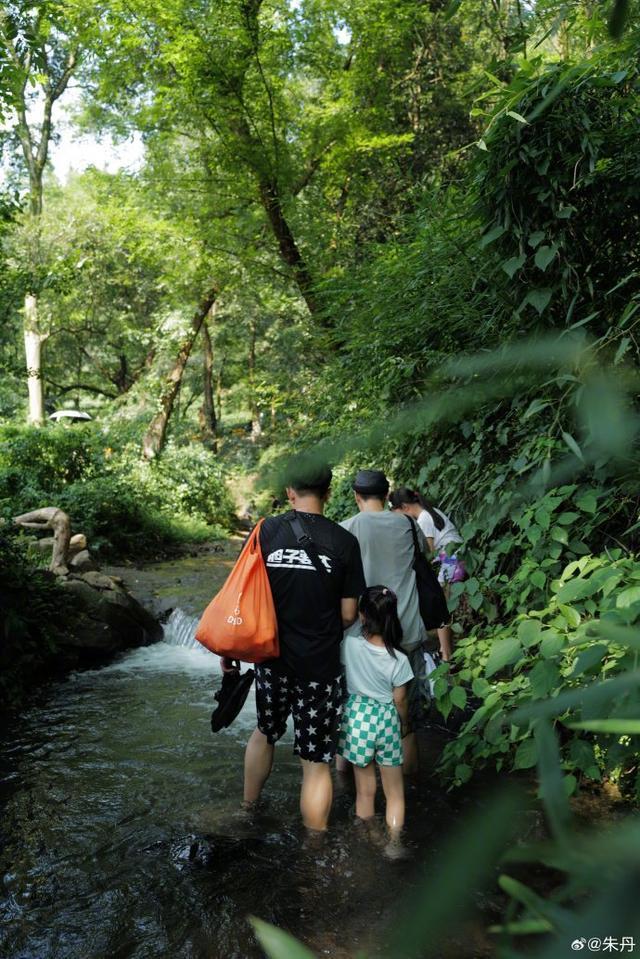 朱丹为老公周一围庆生 晒一家四口合照笑容灿烂开怀