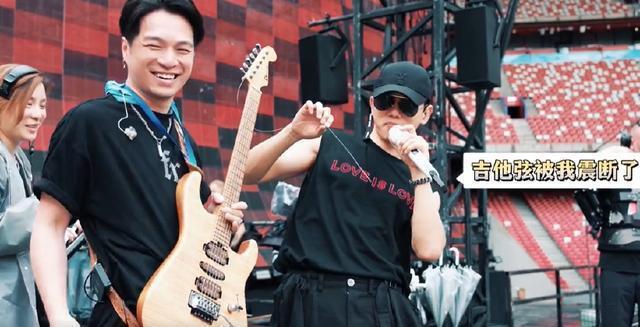 张杰鸟巢演唱会彩排《逆战》飙高音唱断吉他手琴弦