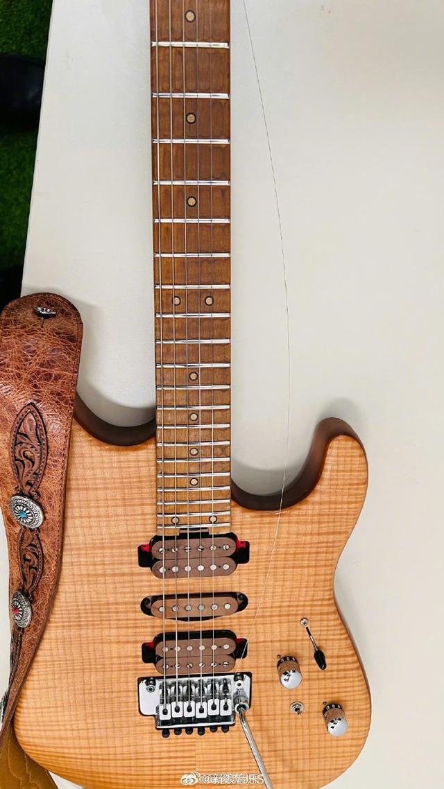 张杰鸟巢演唱会彩排《逆战》飙高音唱断吉他手琴弦