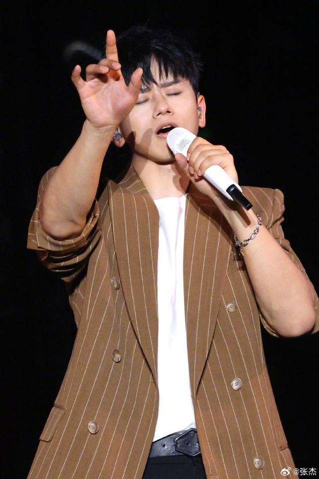 张杰鸟巢演唱会彩排《逆战》飙高音唱断吉他手琴弦