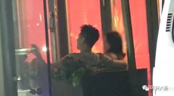 又被拍到夜会美女？他现在是彻底放飞自我了吧！