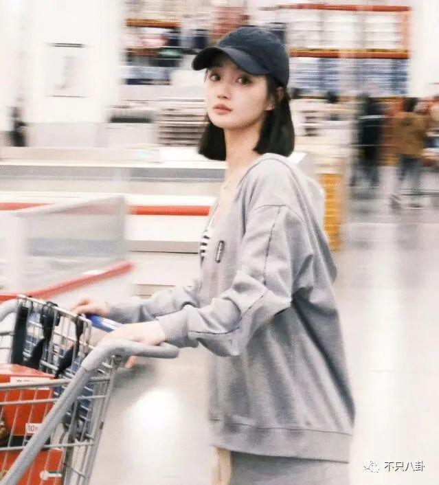 又被拍到夜会美女？他现在是彻底放飞自我了吧！