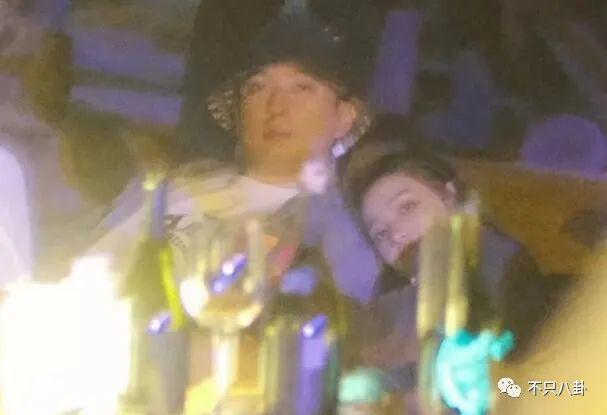 又被拍到夜会美女？他现在是彻底放飞自我了吧！