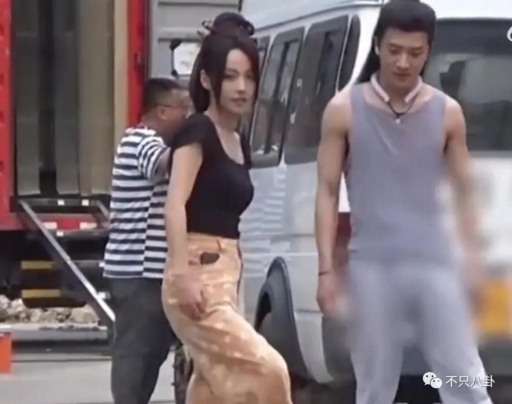 又被拍到夜会美女？他现在是彻底放飞自我了吧！