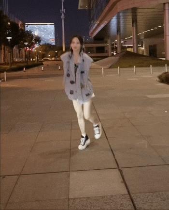 又被拍到夜会美女？他现在是彻底放飞自我了吧！