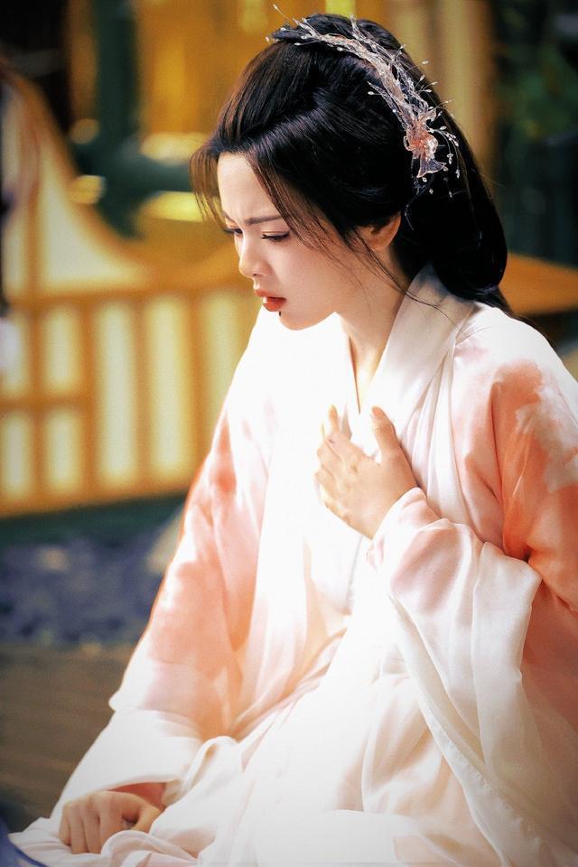 杨超越晒《七时吉祥》生图剧照 装造型温婉美貌动人