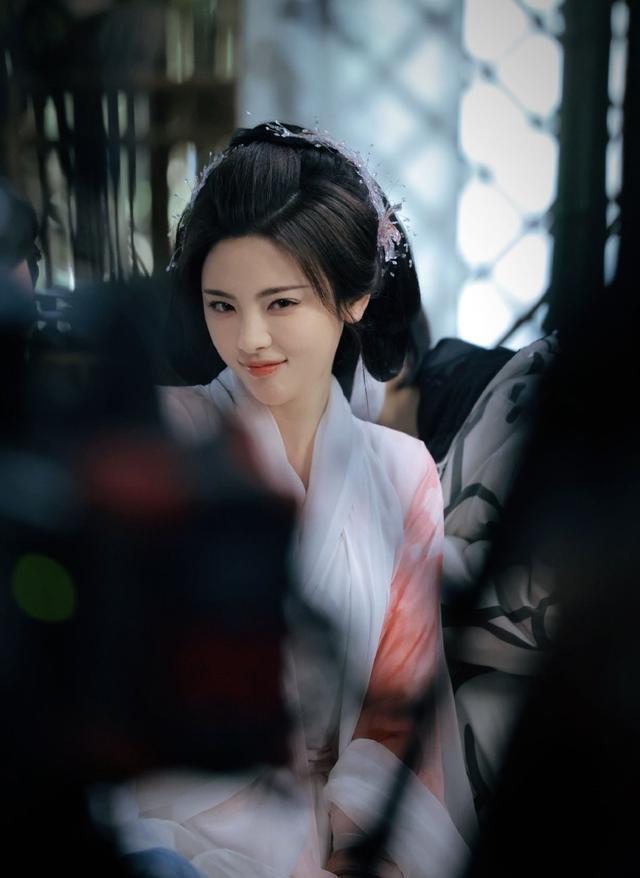 杨超越晒《七时吉祥》生图剧照 装造型温婉美貌动人