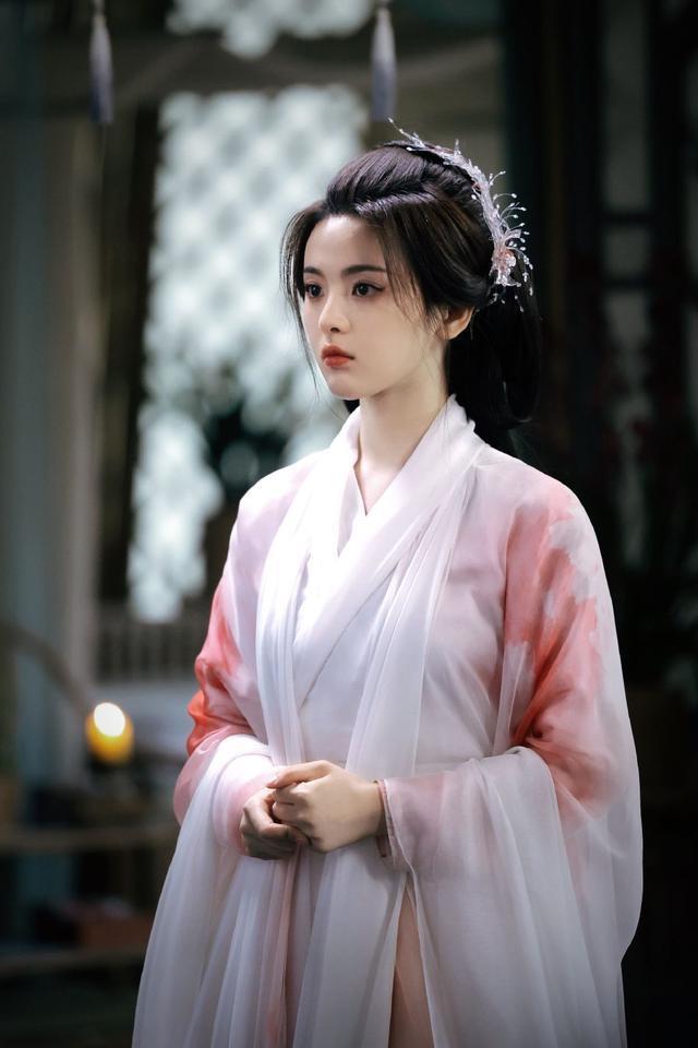 杨超越晒《七时吉祥》生图剧照 装造型温婉美貌动人