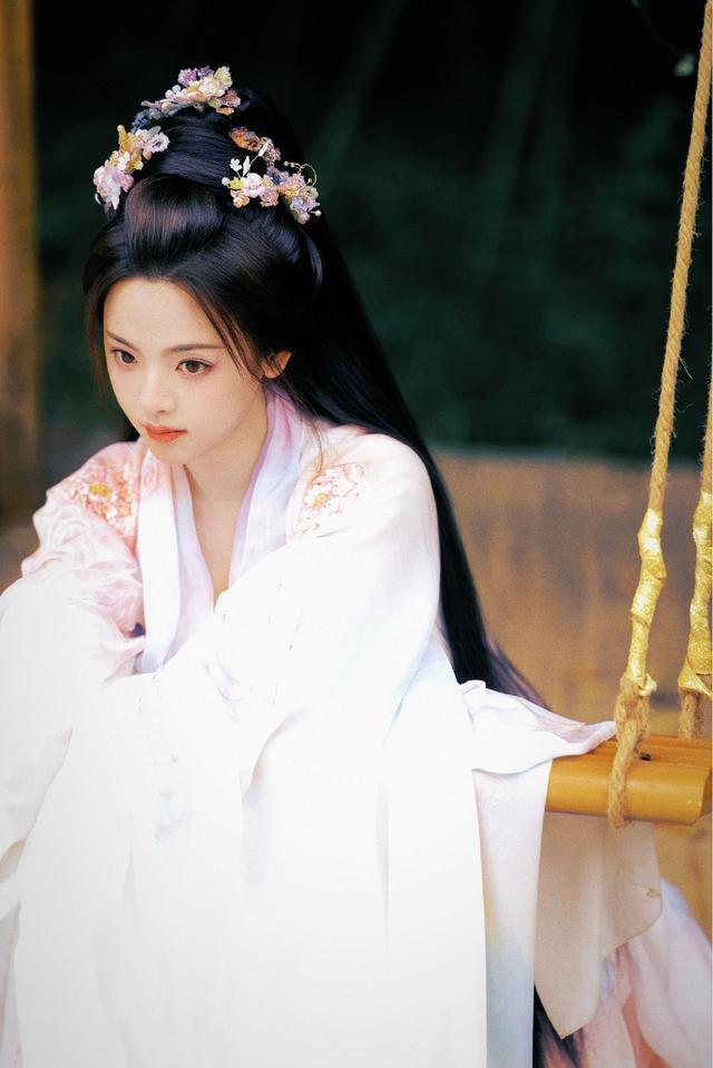 杨超越晒《七时吉祥》生图剧照 装造型温婉美貌动人