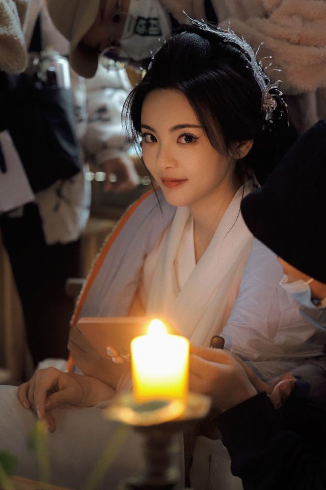 杨超越晒《七时吉祥》生图剧照 装造型温婉美貌动人