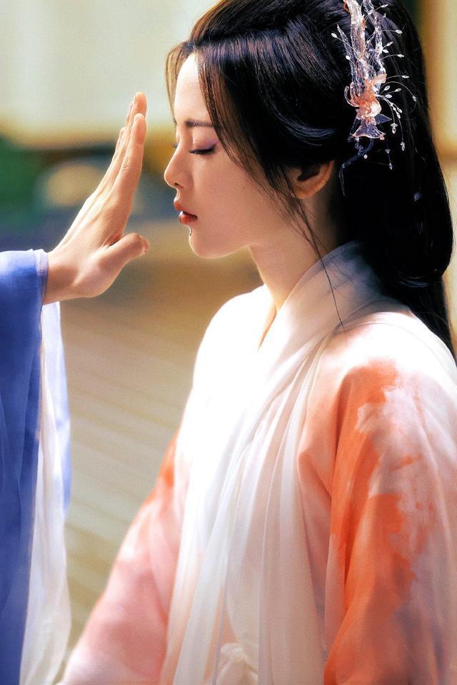 杨超越晒《七时吉祥》生图剧照 装造型温婉美貌动人