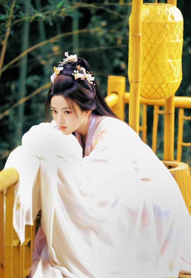 杨超越晒《七时吉祥》生图剧照 装造型温婉美貌动人