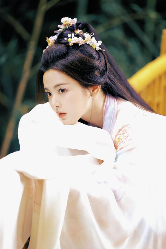 杨超越晒《七时吉祥》生图剧照 装造型温婉美貌动人