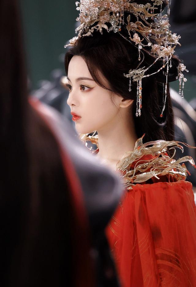 杨超越晒《七时吉祥》生图剧照 装造型温婉美貌动人