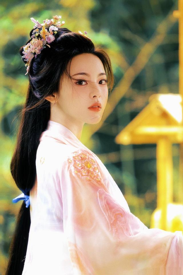 杨超越晒《七时吉祥》生图剧照 装造型温婉美貌动人