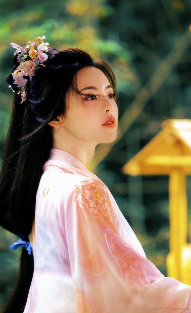 杨超越晒《七时吉祥》生图剧照 装造型温婉美貌动人