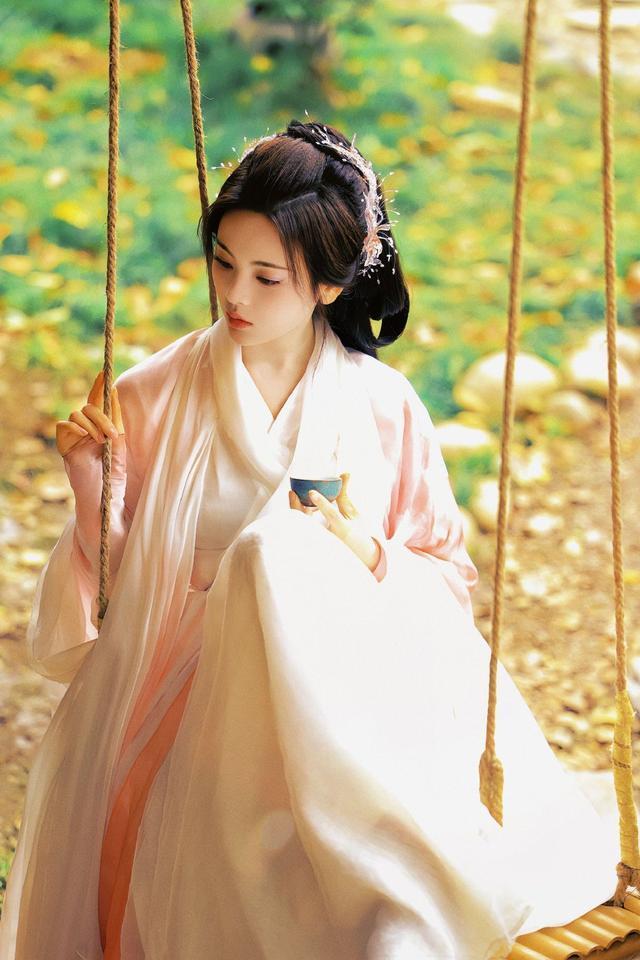 杨超越晒《七时吉祥》生图剧照 装造型温婉美貌动人