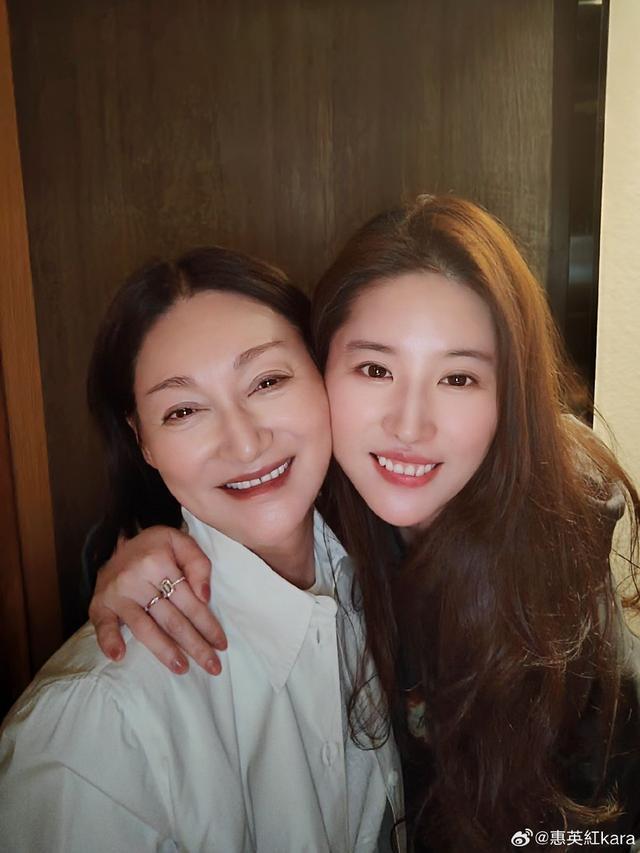 惠英红晒与刘亦菲合照为其庆生 卡点表白“永远爱你”