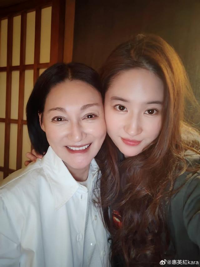 惠英红晒与刘亦菲合照为其庆生 卡点表白“永远爱你”