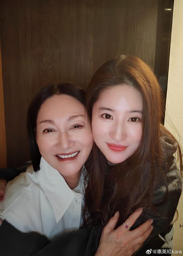 惠英红晒与刘亦菲合照为其庆生 卡点表白“永远爱你”