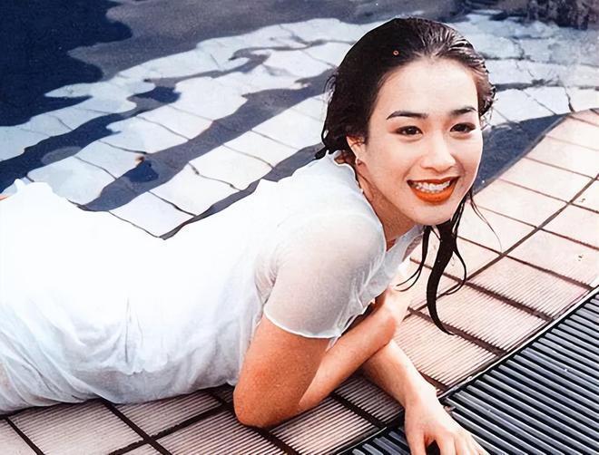钟丽缇长女出道拍广告！身材火辣混血五官好精致