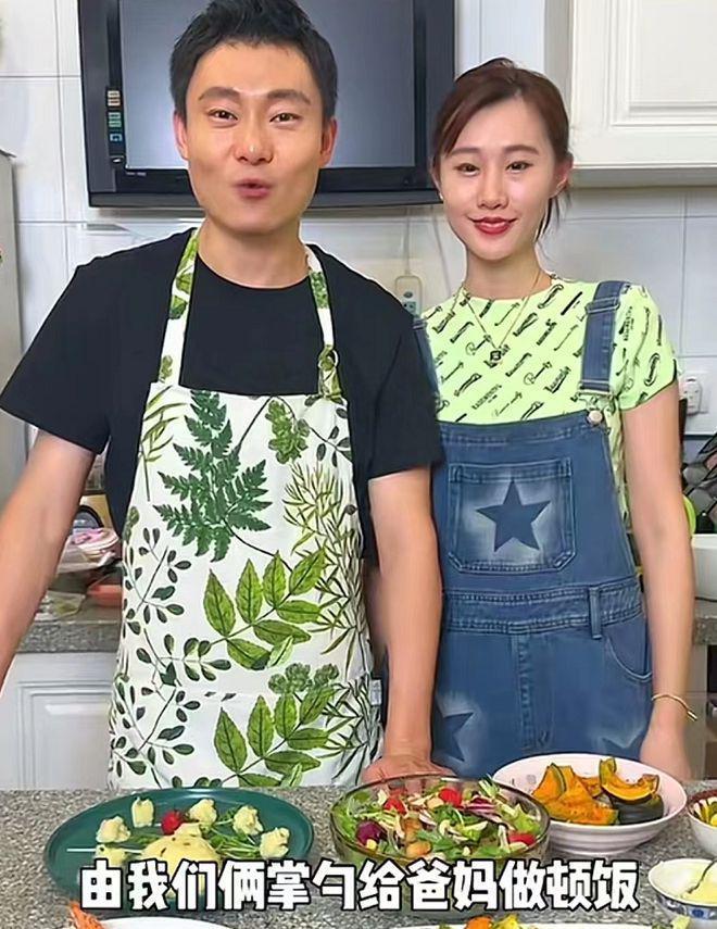 巩汉林一家六口豪宅吃大餐！送花给妻子好恩爱，儿媳美貌抢镜
