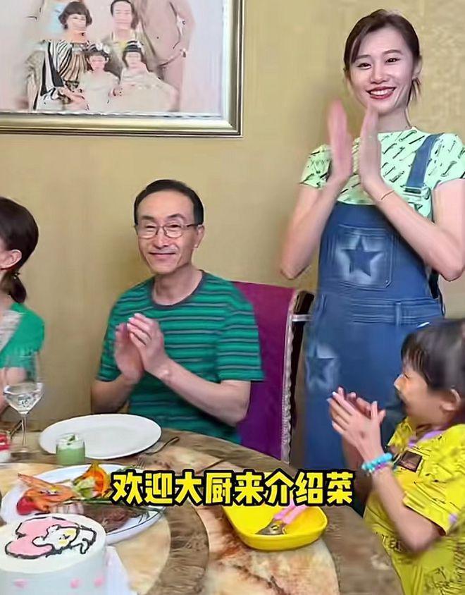巩汉林一家六口豪宅吃大餐！送花给妻子好恩爱，儿媳美貌抢镜