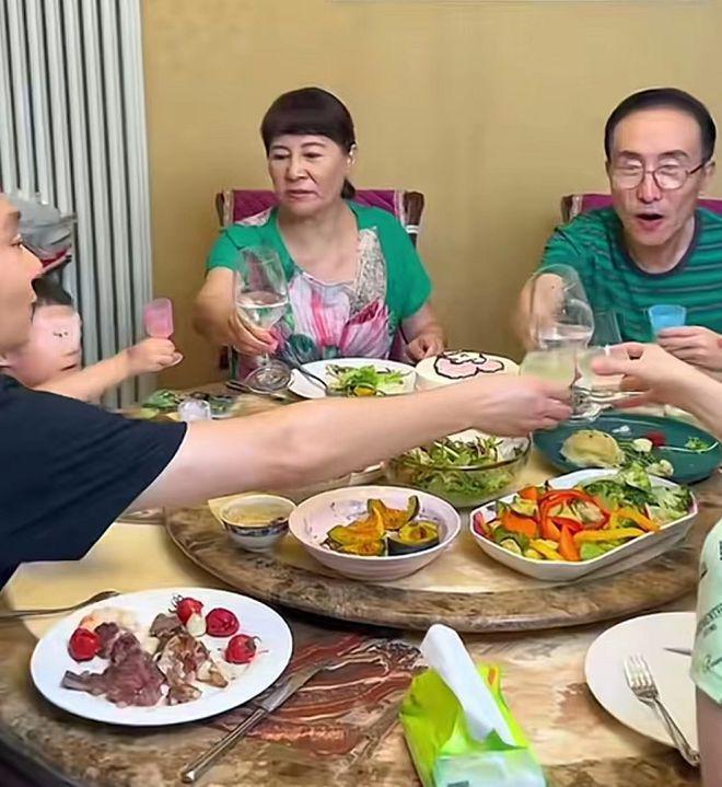 巩汉林一家六口豪宅吃大餐！送花给妻子好恩爱，儿媳美貌抢镜