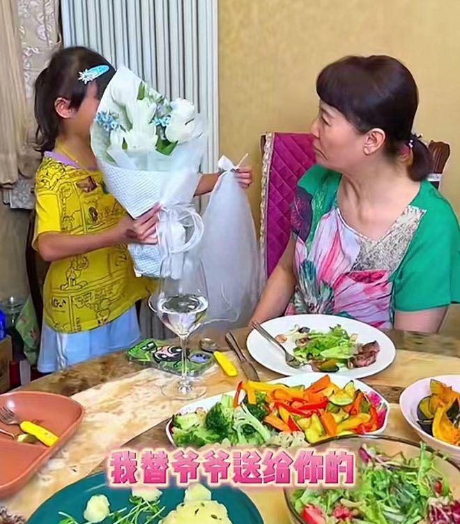 巩汉林一家六口豪宅吃大餐！送花给妻子好恩爱，儿媳美貌抢镜