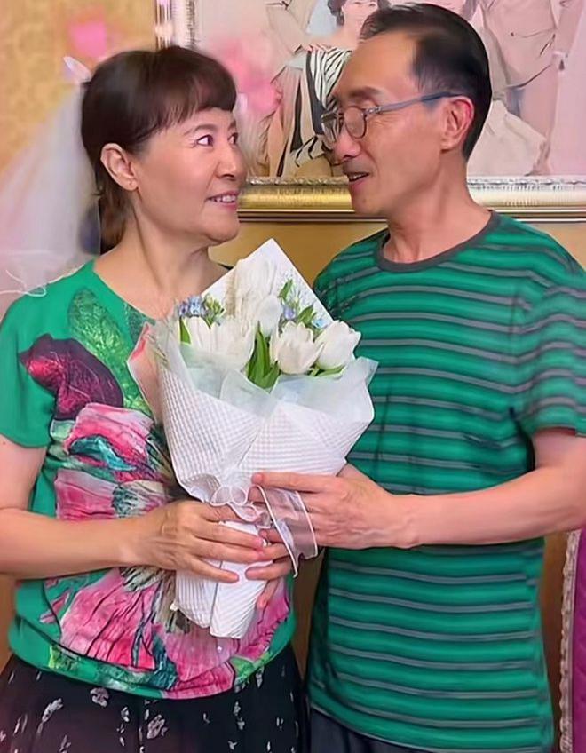 巩汉林一家六口豪宅吃大餐！送花给妻子好恩爱，儿媳美貌抢镜