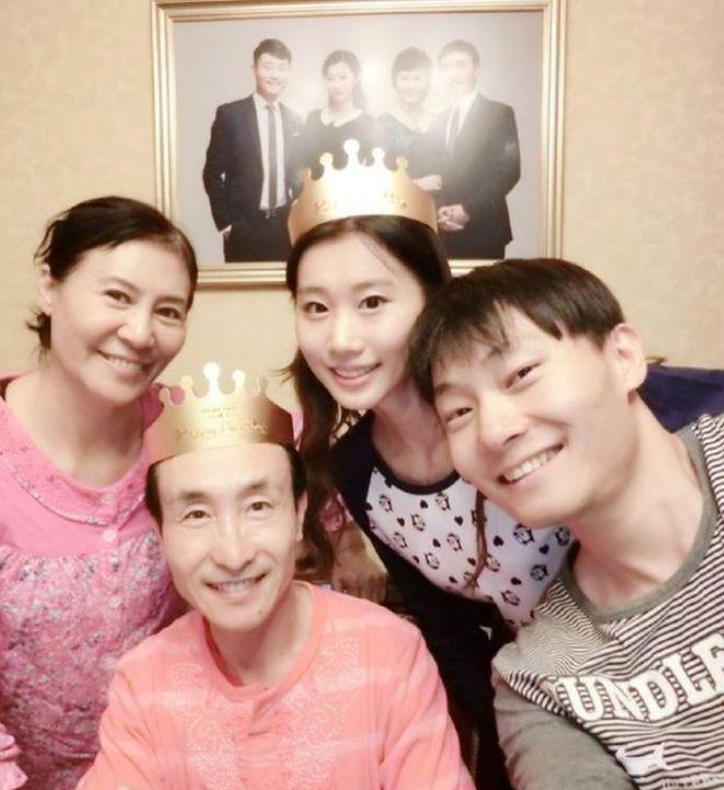 巩汉林一家六口豪宅吃大餐！送花给妻子好恩爱，儿媳美貌抢镜