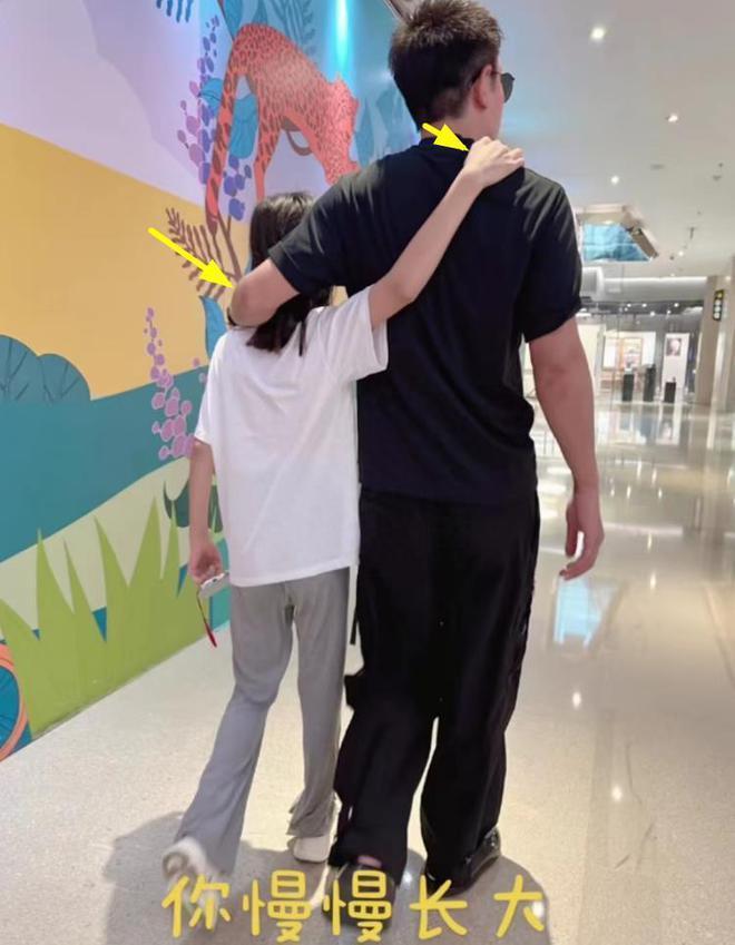 贾乃亮晒父女合影，甜馨瘦成麻杆腿，李小璐忙健身