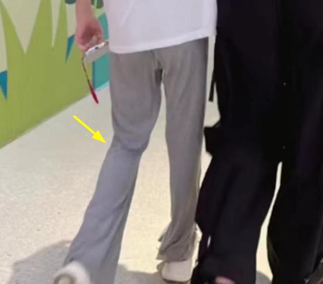 贾乃亮晒父女合影，甜馨瘦成麻杆腿，李小璐忙健身