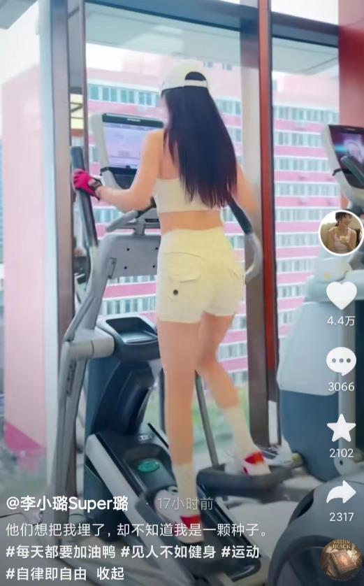 贾乃亮晒父女合影，甜馨瘦成麻杆腿，李小璐忙健身