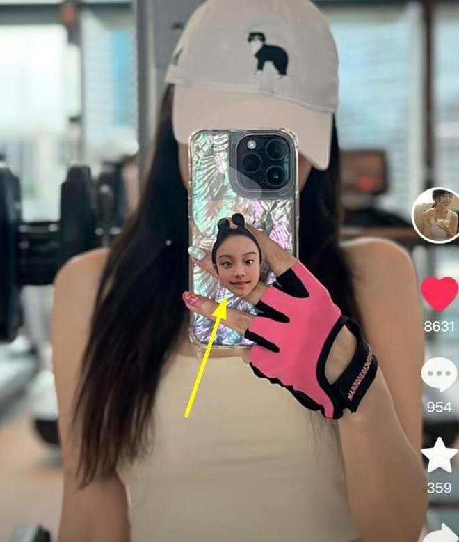 贾乃亮晒父女合影，甜馨瘦成麻杆腿，李小璐忙健身