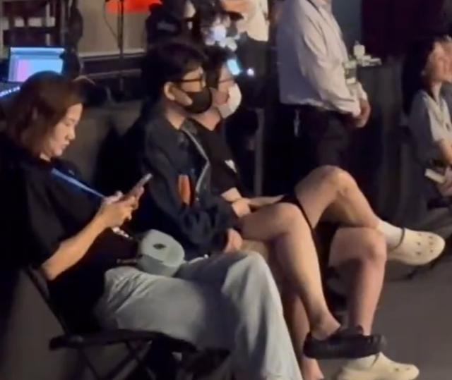 凭洞洞鞋认人！网友在李宗盛演唱会偶遇毛不易
