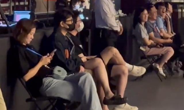 凭洞洞鞋认人！网友在李宗盛演唱会偶遇毛不易